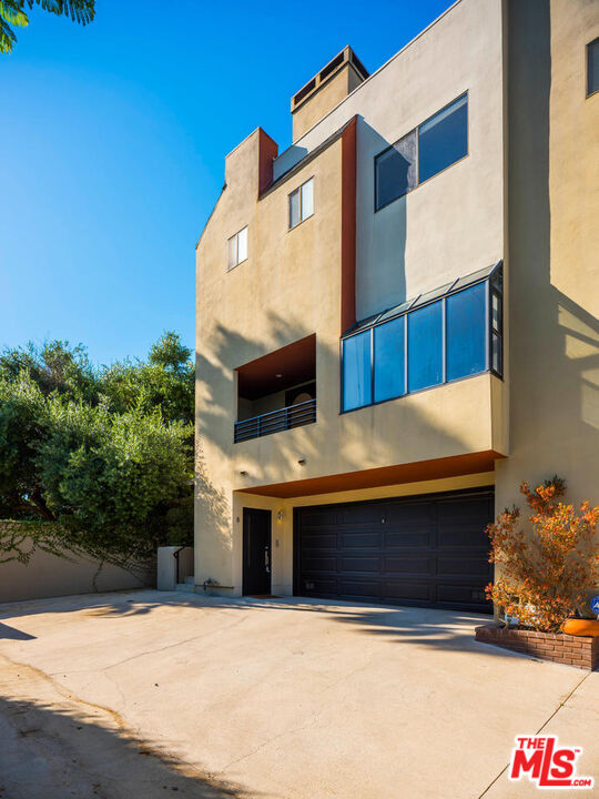 Property Photo:  3023 Berkeley Ave  CA 90026 