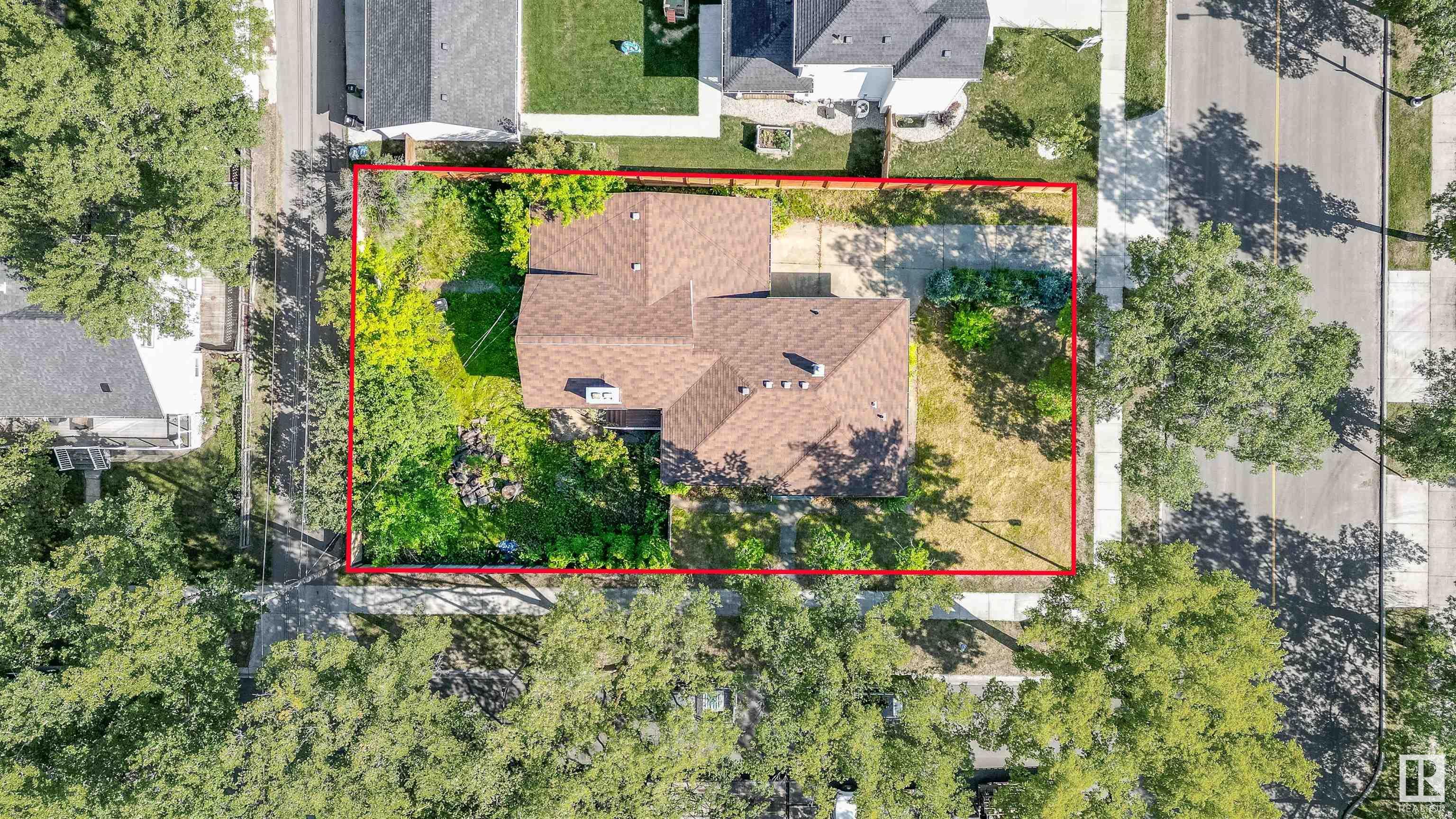 Photo de la propriété:  13904 109A Avenue NW  AB T5M 2K3 