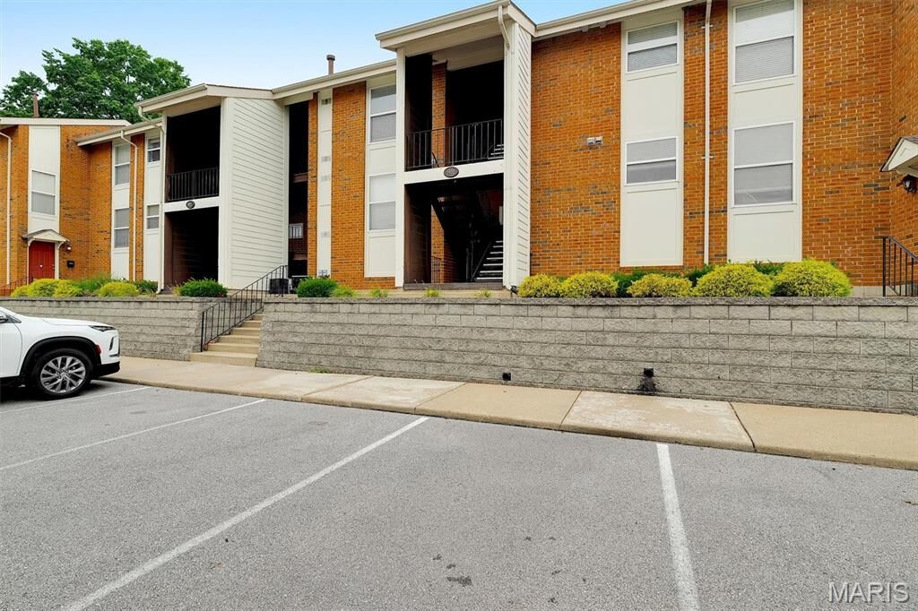 Property Photo:  1935 Greenglen Drive 204  MO 63122 