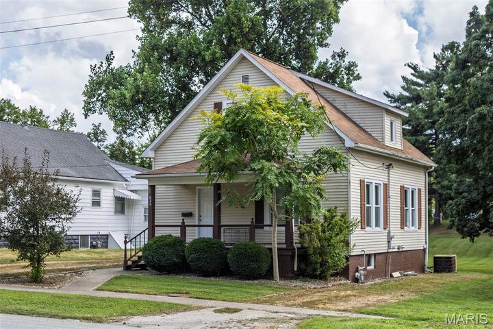 Property Photo: 824 School Street IL 62049