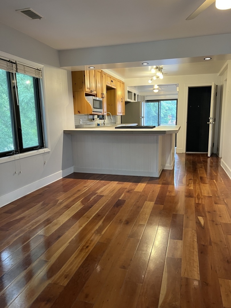 Property Photo: 2128 N Hoyne Avenue 2 IL 60647