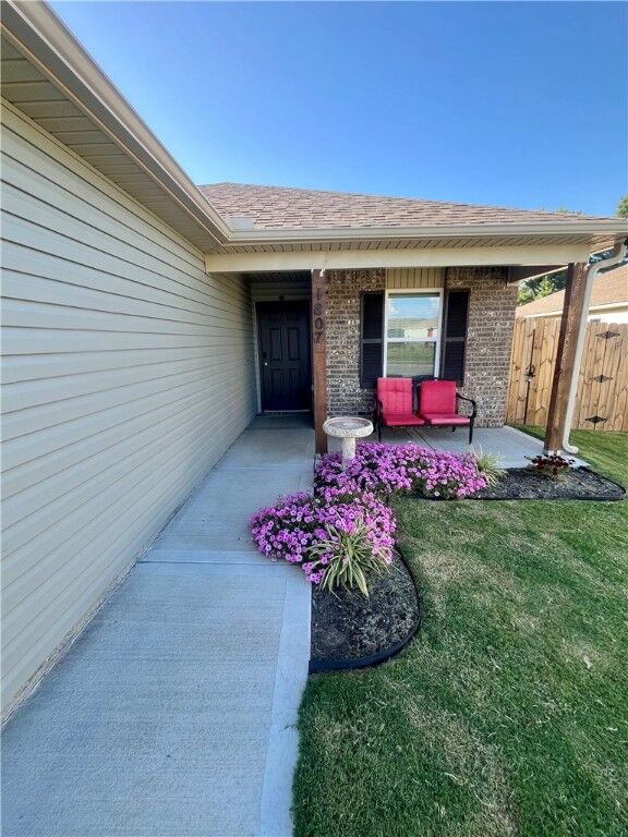 Property Photo: 1807 E Annette Drive AR 72761