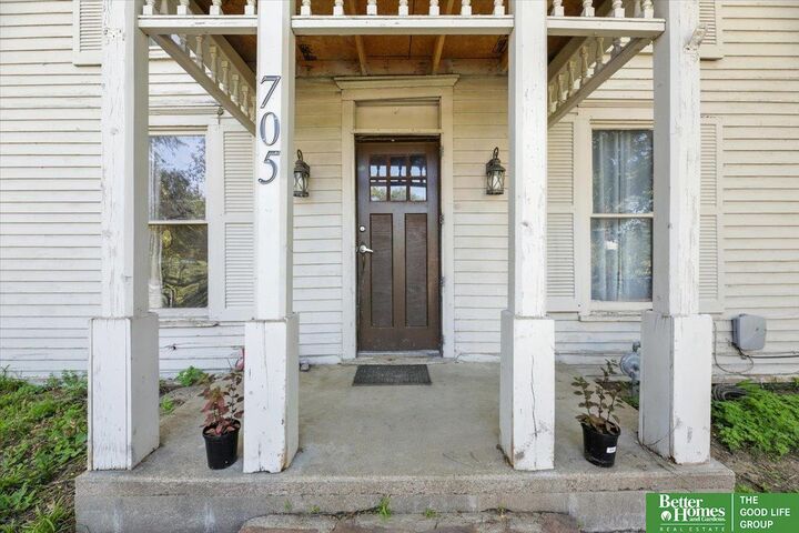 Property Photo: 705 S 1st Street NE 68048