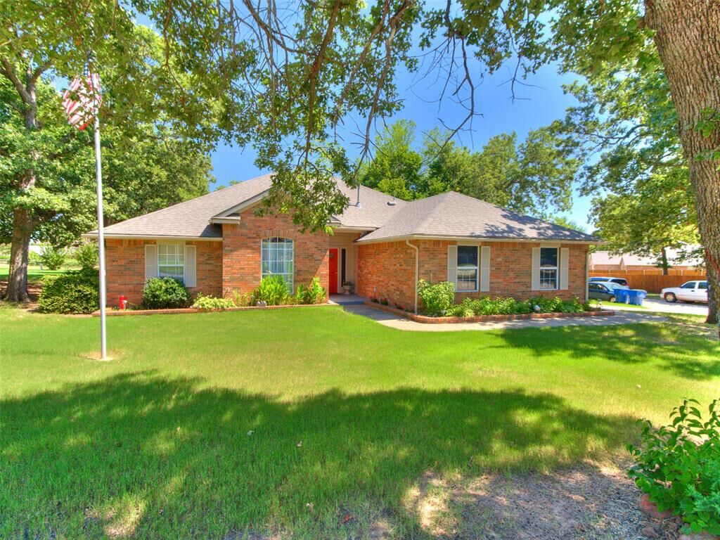 Property Photo:  154 Woodlands Drive  OK 73045 