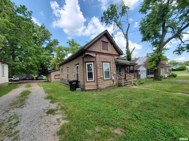 Property Photo:  302 W Pecan Street  IL 62901 