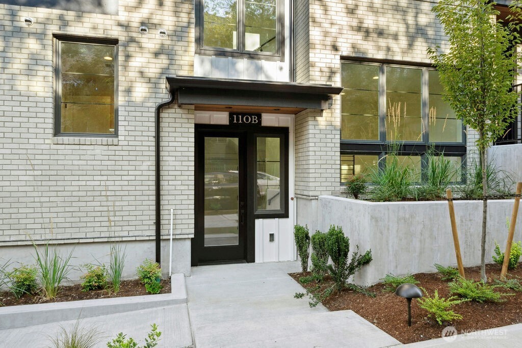 Property Photo:  110 B  2nd Street S  WA 98033 