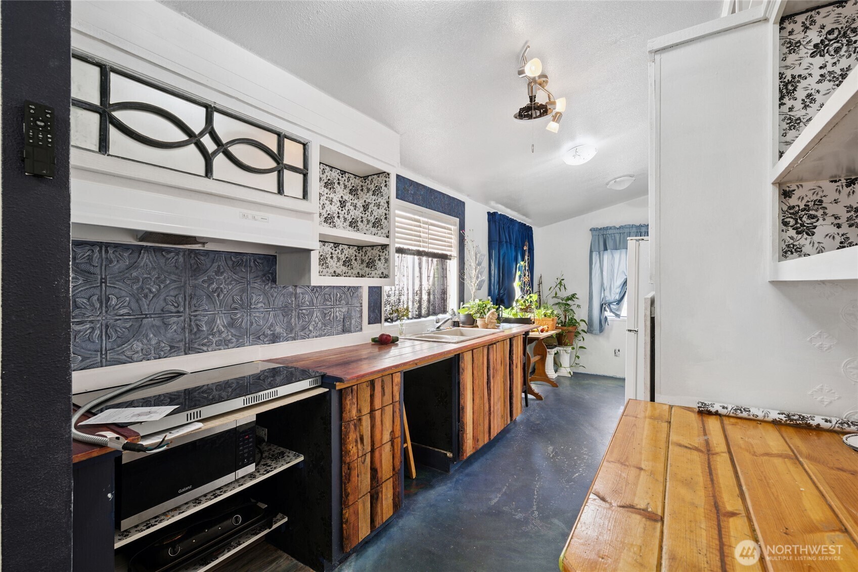 Property Photo: 404 NE Saturn Lane WA 98311