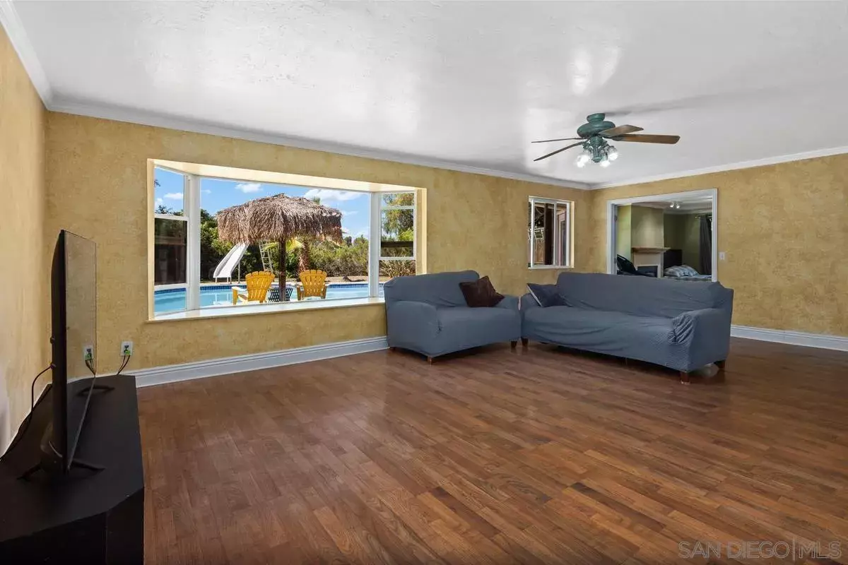 Property Photo: 1140 Cloverleaf Dr CA 92019