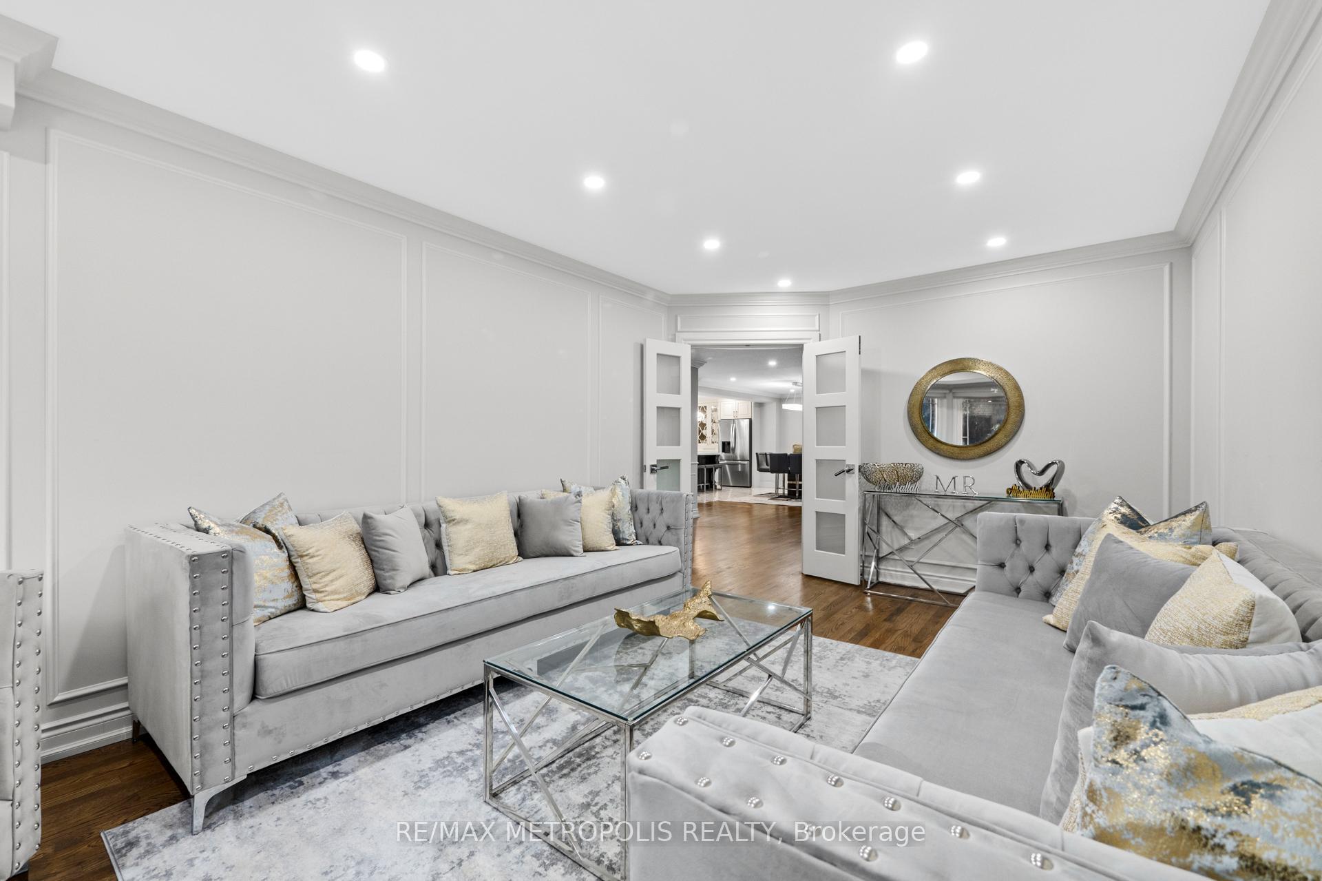 Property Photo:  914 Sproule Crescent  ON L1K 2C8 