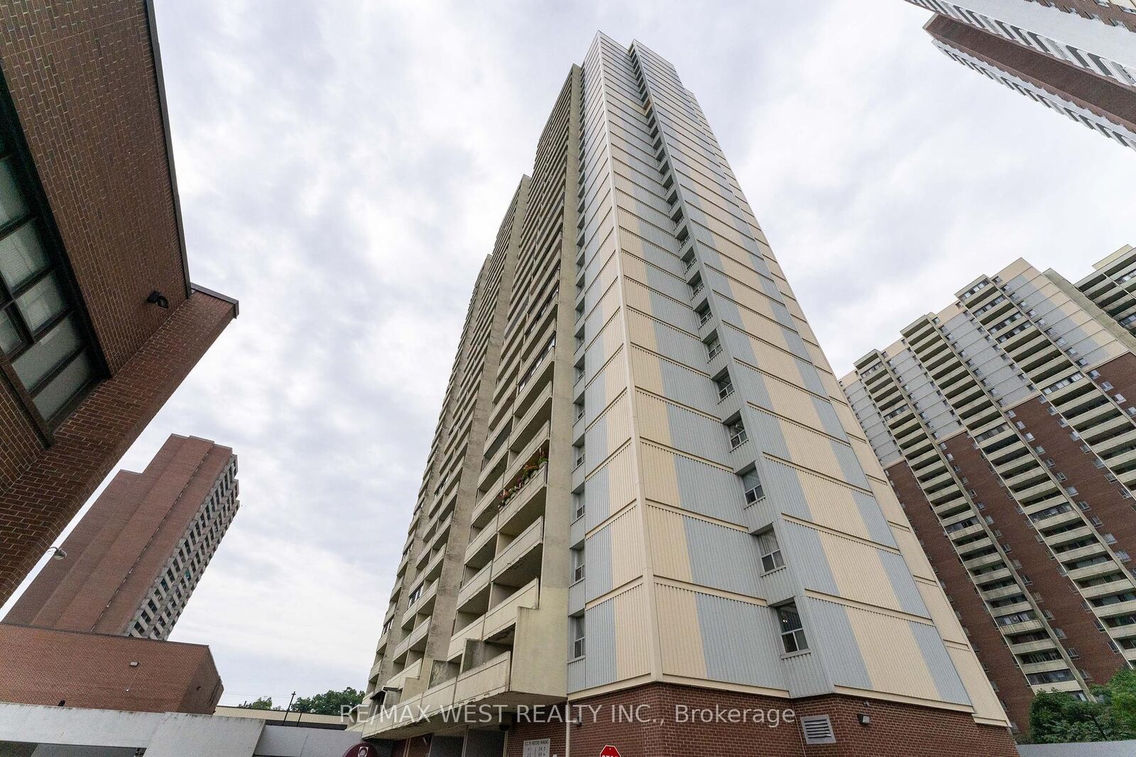 Property Photo: 5 Massey Square Ph5 ON M4C 5L6