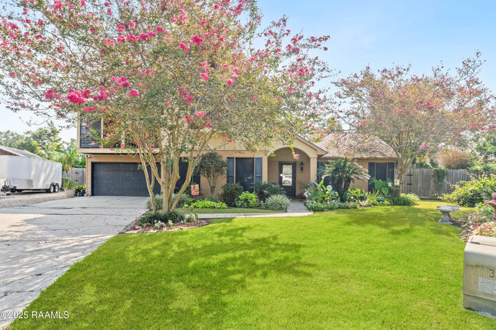 Property Photo:  102 Longwood Drive  LA 70508 