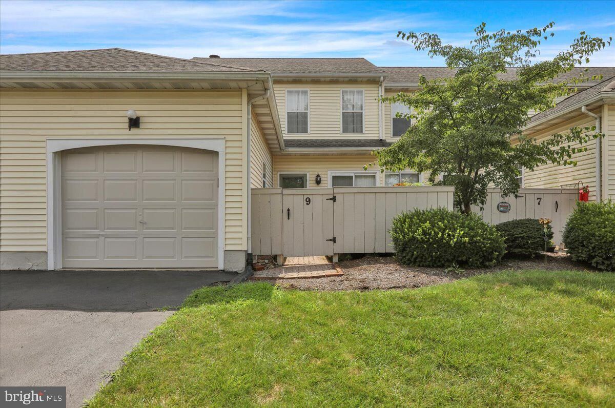 Property Photo: 9 Spring Walk Court PA 17601