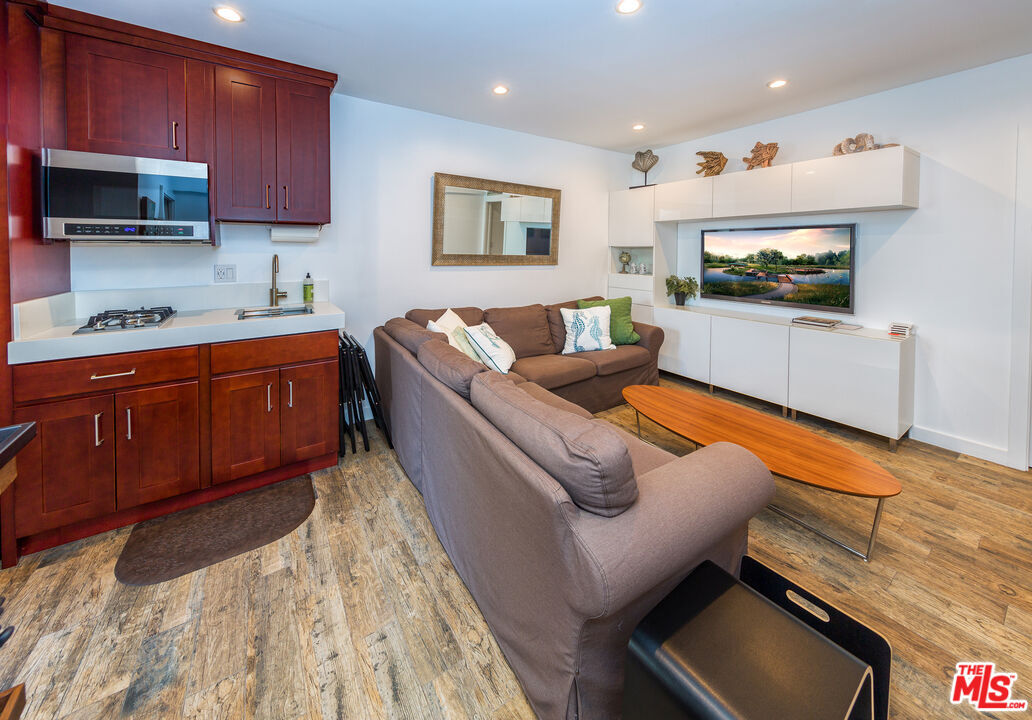 Property Photo: 38 Sunset Ave CA 90291
