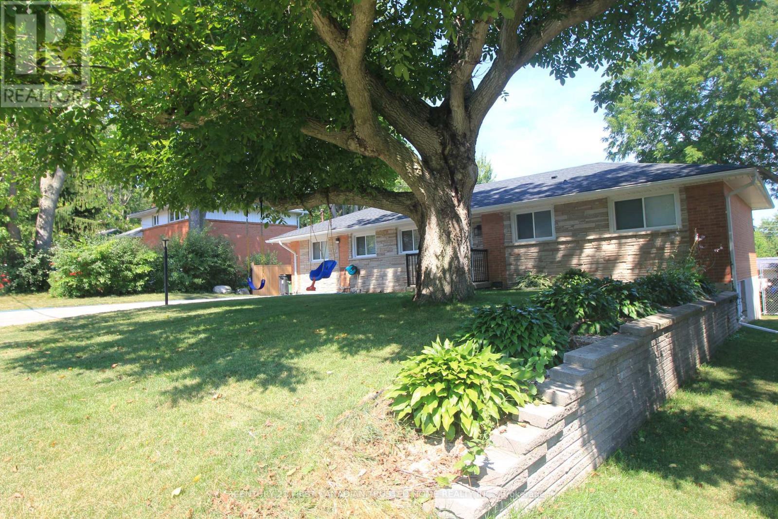 Property Photo:  133 Deer Park Circle West  ON N6H 3B9 