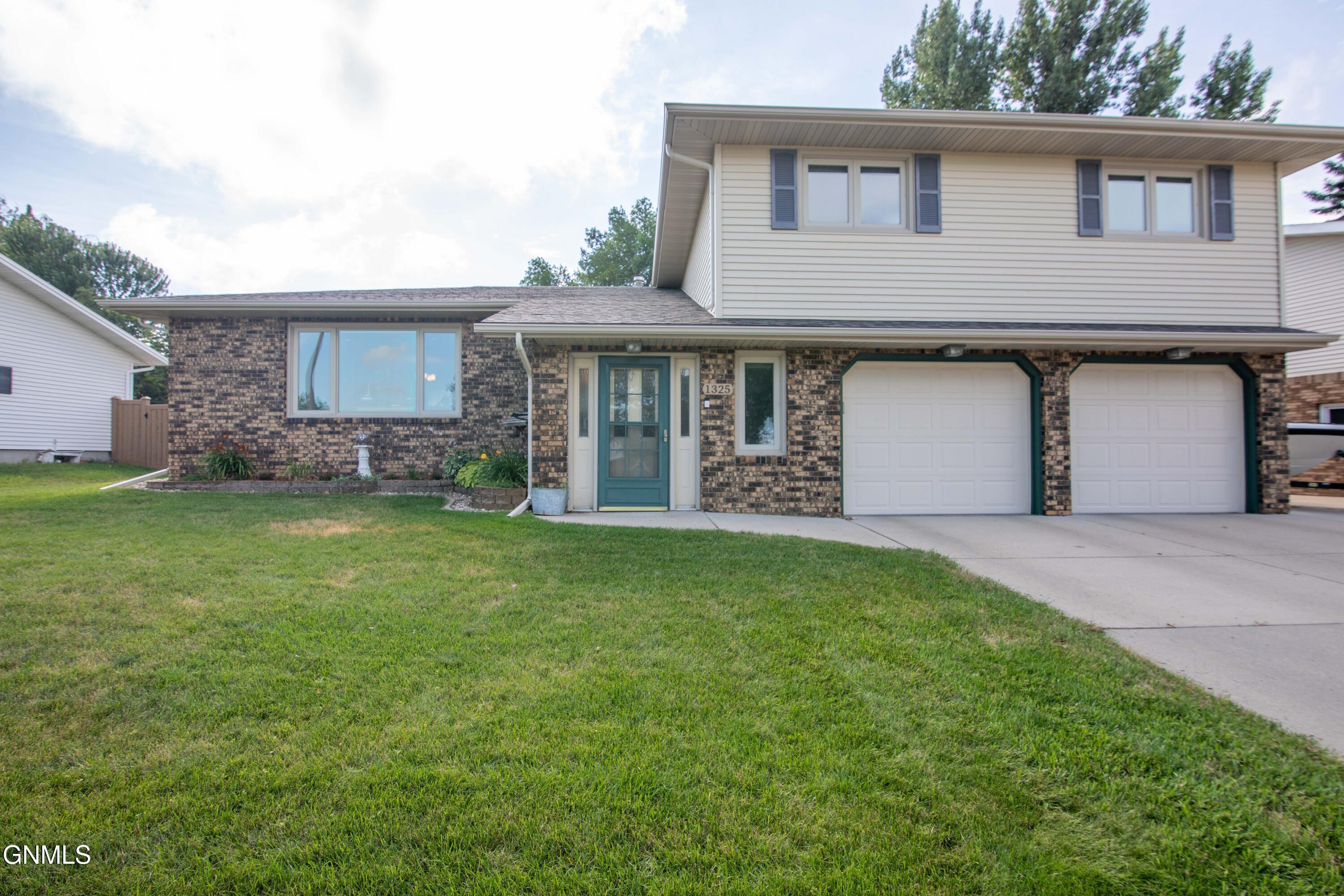 Property Photo:  1325 Crestview Lane  ND 58501 