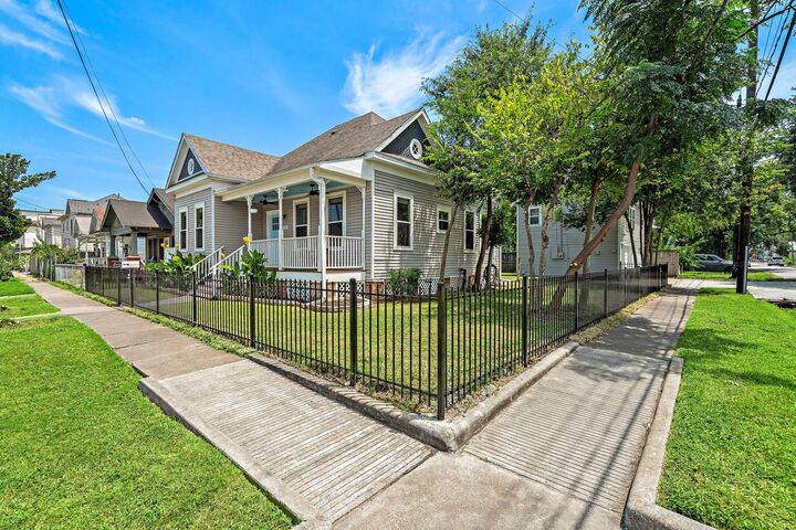 Property Photo: 1719 Crockett Street TX 77007