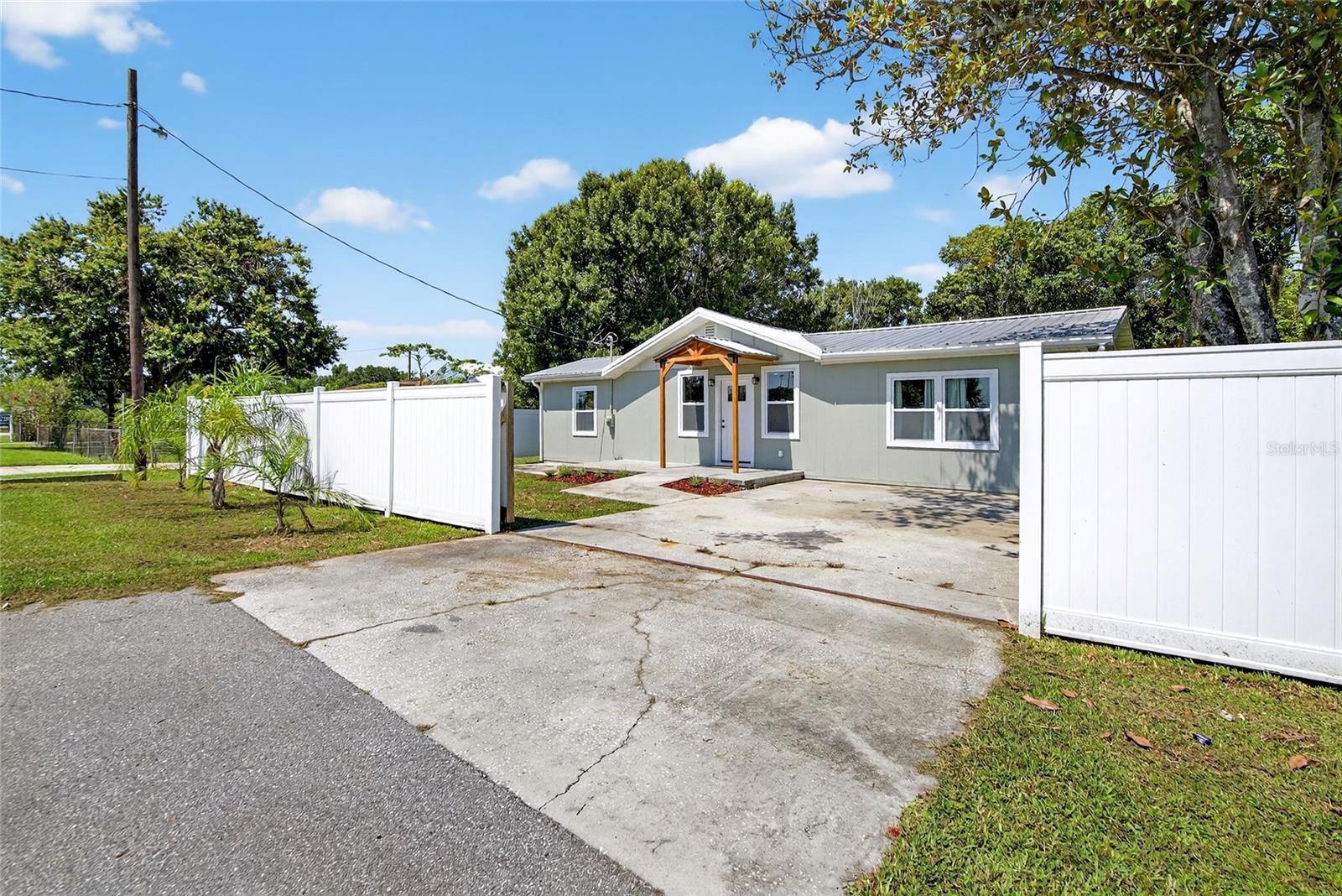 Property Photo: 1120 Walker Road FL 33810