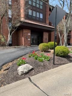 Property Photo: 585 Coeur De Royale Drive 108 MO 63141