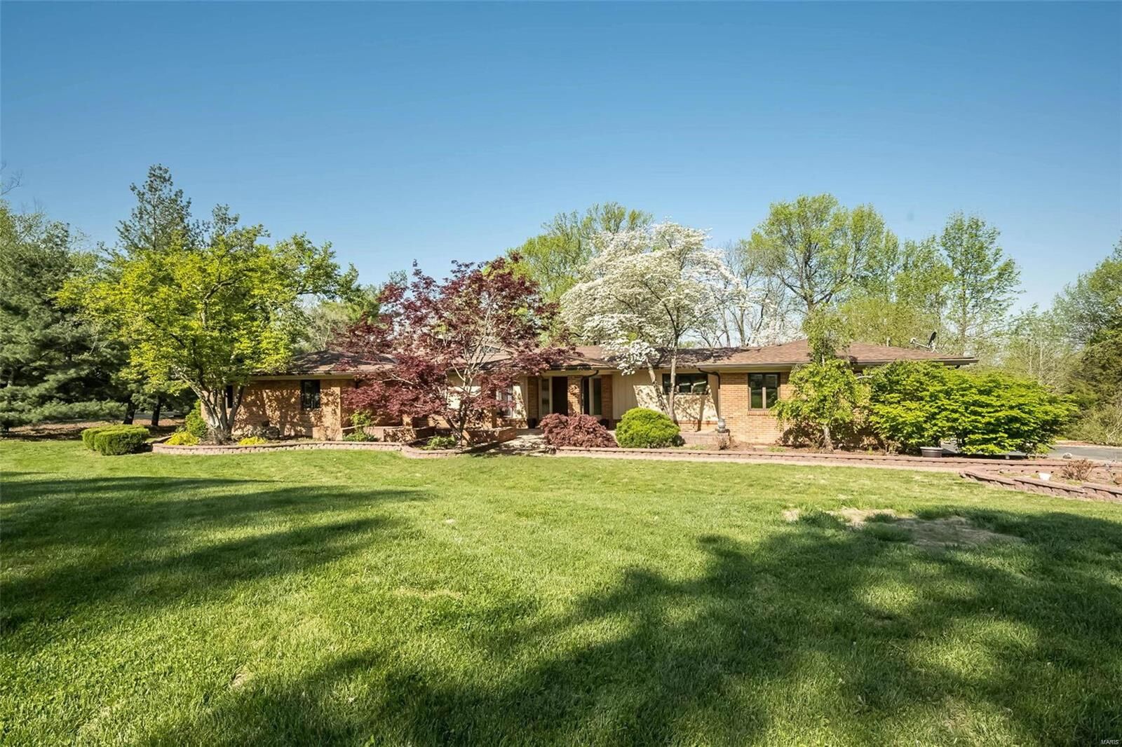 Property Photo: 139 Ladue Oaks Drive MO 63141