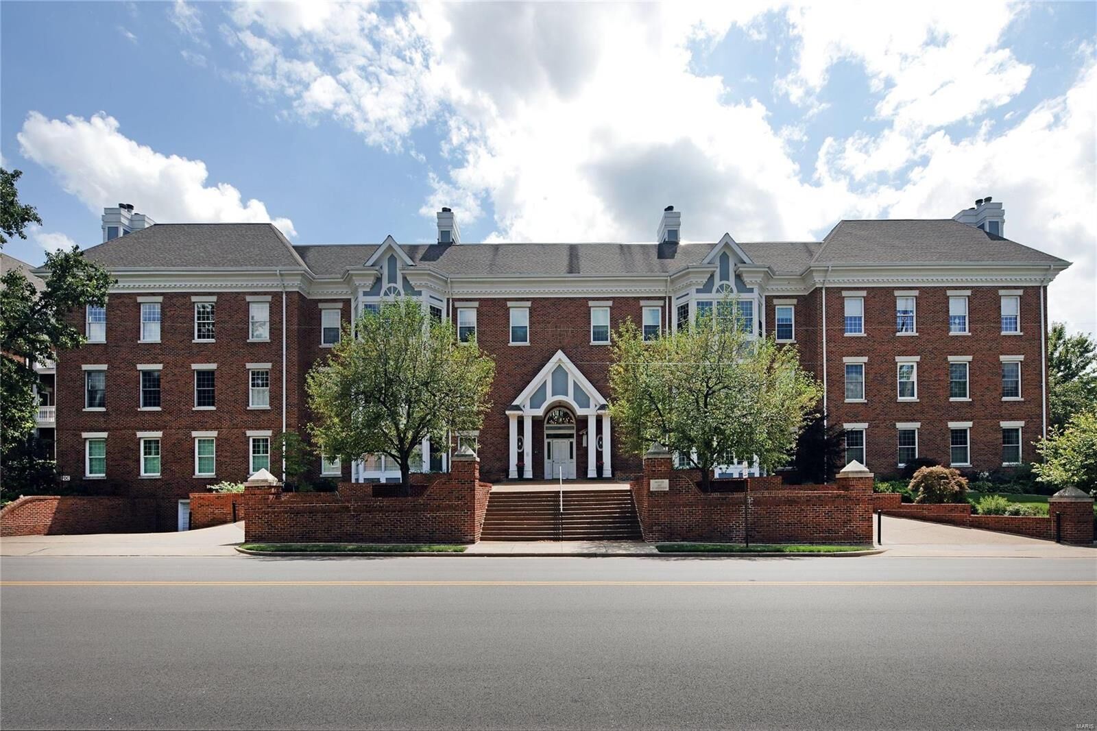 Property Photo: 440 E Lockwood Avenue 306 MO 63119