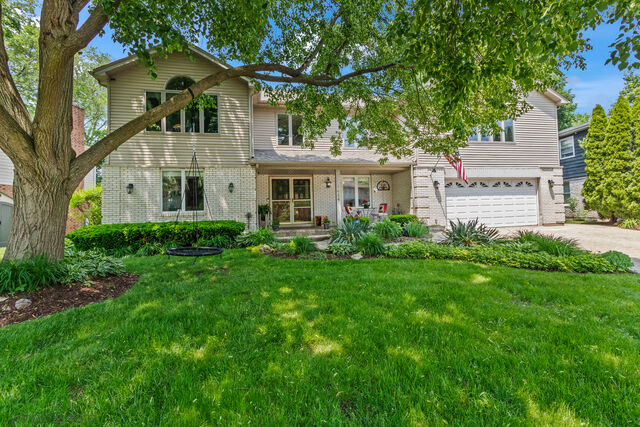 Property Photo:  1424 E Jonquil Circle  IL 60004 