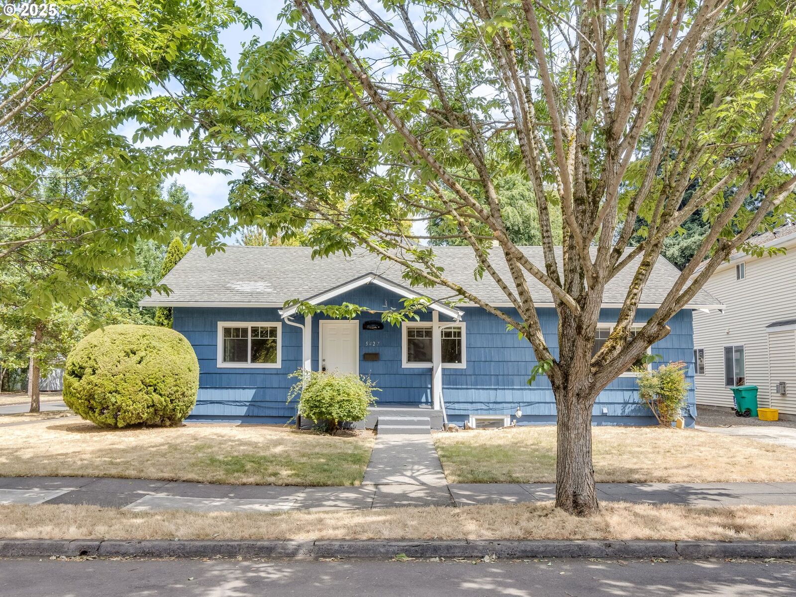 Property Photo: 5427 N Yale St OR 97203