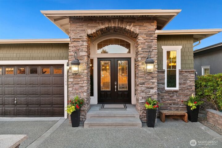 Property Photo:  1506 S 5th Place  WA 98057 