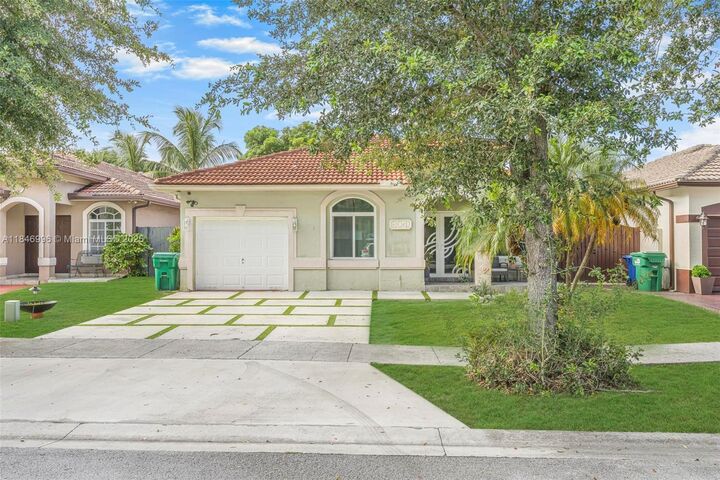 8041 NW 200th Ter  Hialeah FL 33015 photo