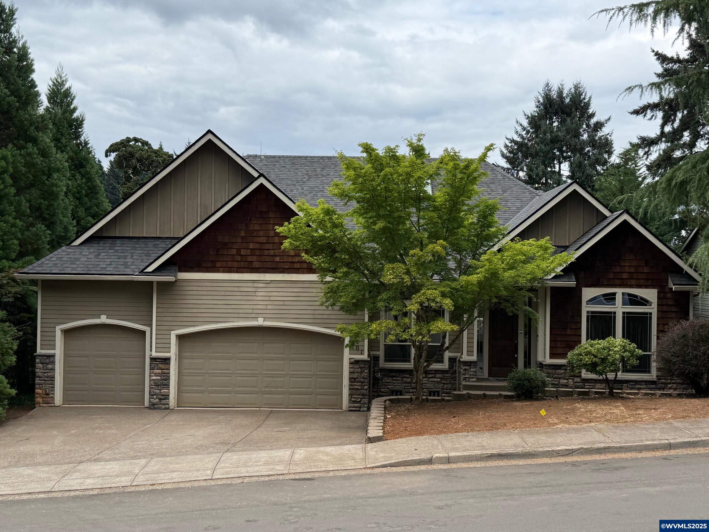 Property Photo: 401 La Cresta Dr SE OR 97306