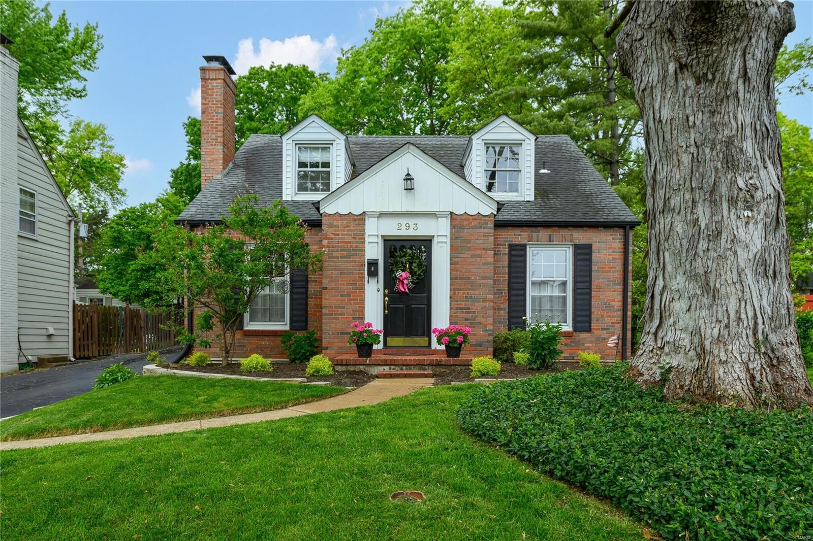 Property Photo: 293 Parkland Avenue MO 63122