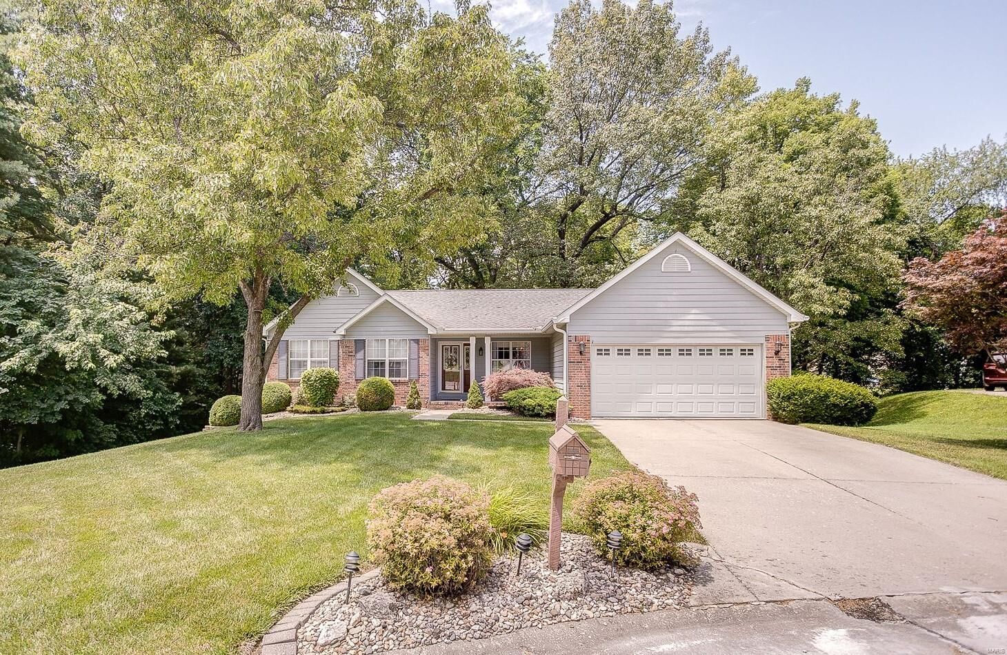 Property Photo:  32 Gaslight Lane  IL 62034 