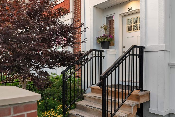 Photo de la propriété:  16561 17A Avenue 24  BC V3Z 1J3 