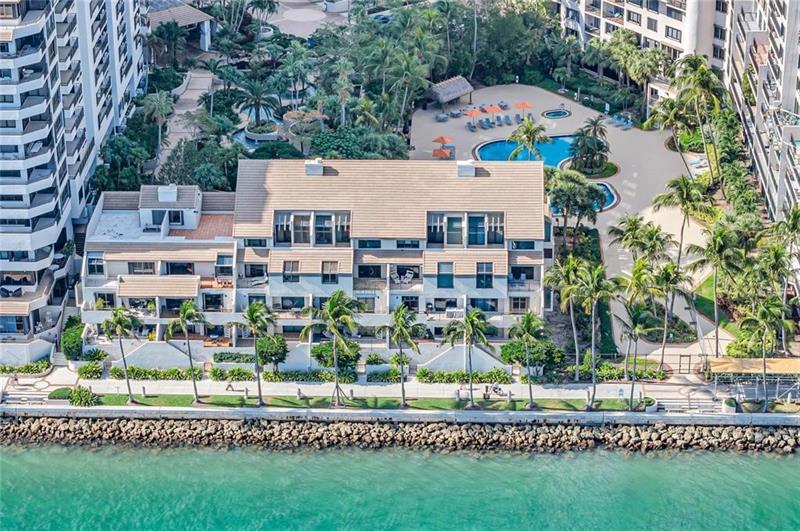 Property Photo: 520 Brickell Key Dr Unit Bh25 FL 33131