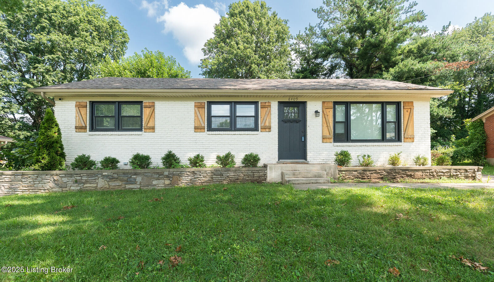 Property Photo: 8409 Robin Hill Dr KY 40291
