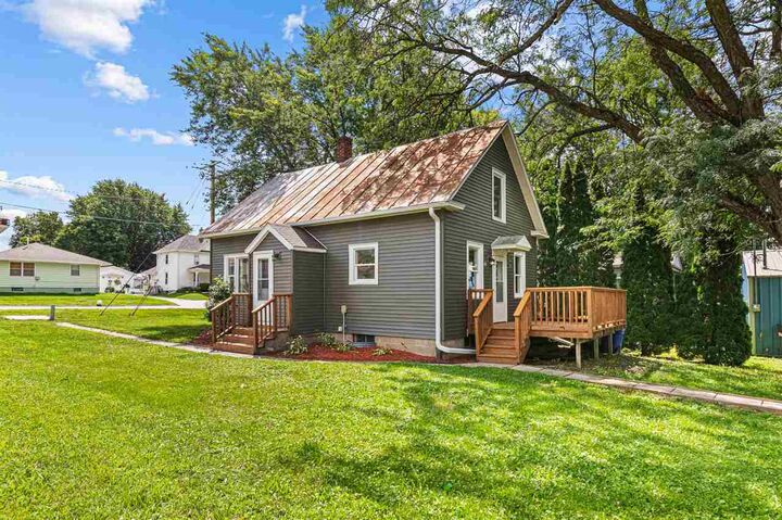 Property Photo: 133 E 5th St IA 52333