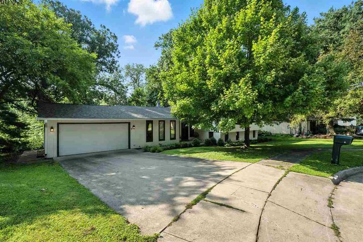 Property Photo: 9 Wellesley Way IA 52245