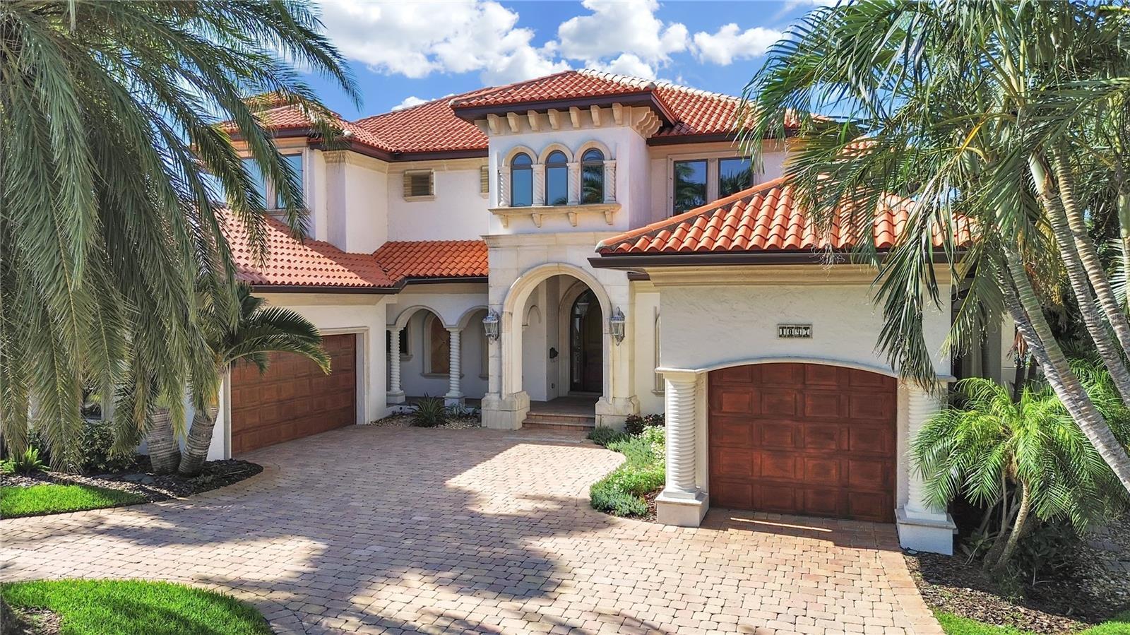 Property Photo: 1097 Eden Isle Drive NE FL 33704