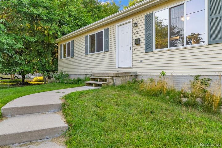 Property Photo:  208 6th Street  MI 48430 2717 