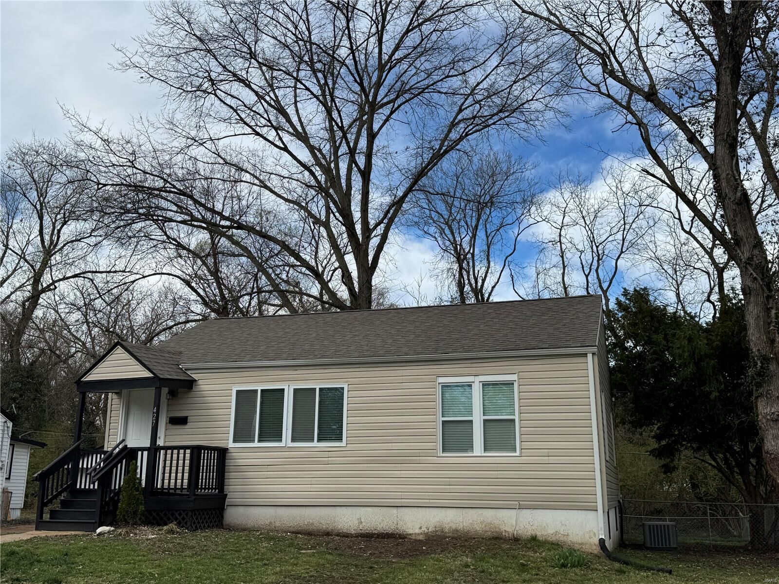 Property Photo: 427 Corona Court MO 63119