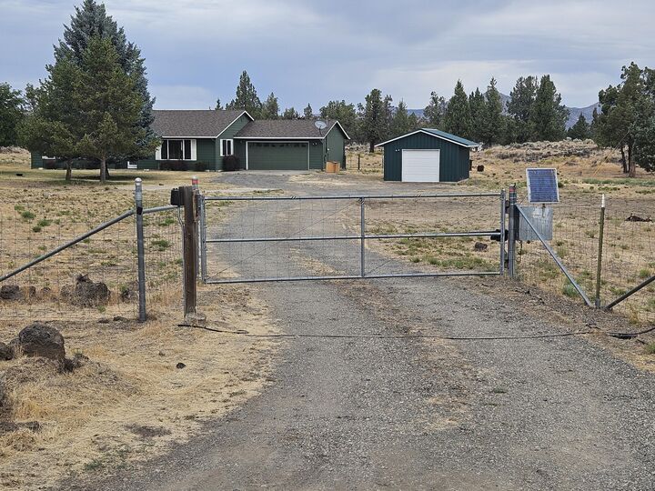 Property Photo: 4477 NE Walnut Avenue OR 97756