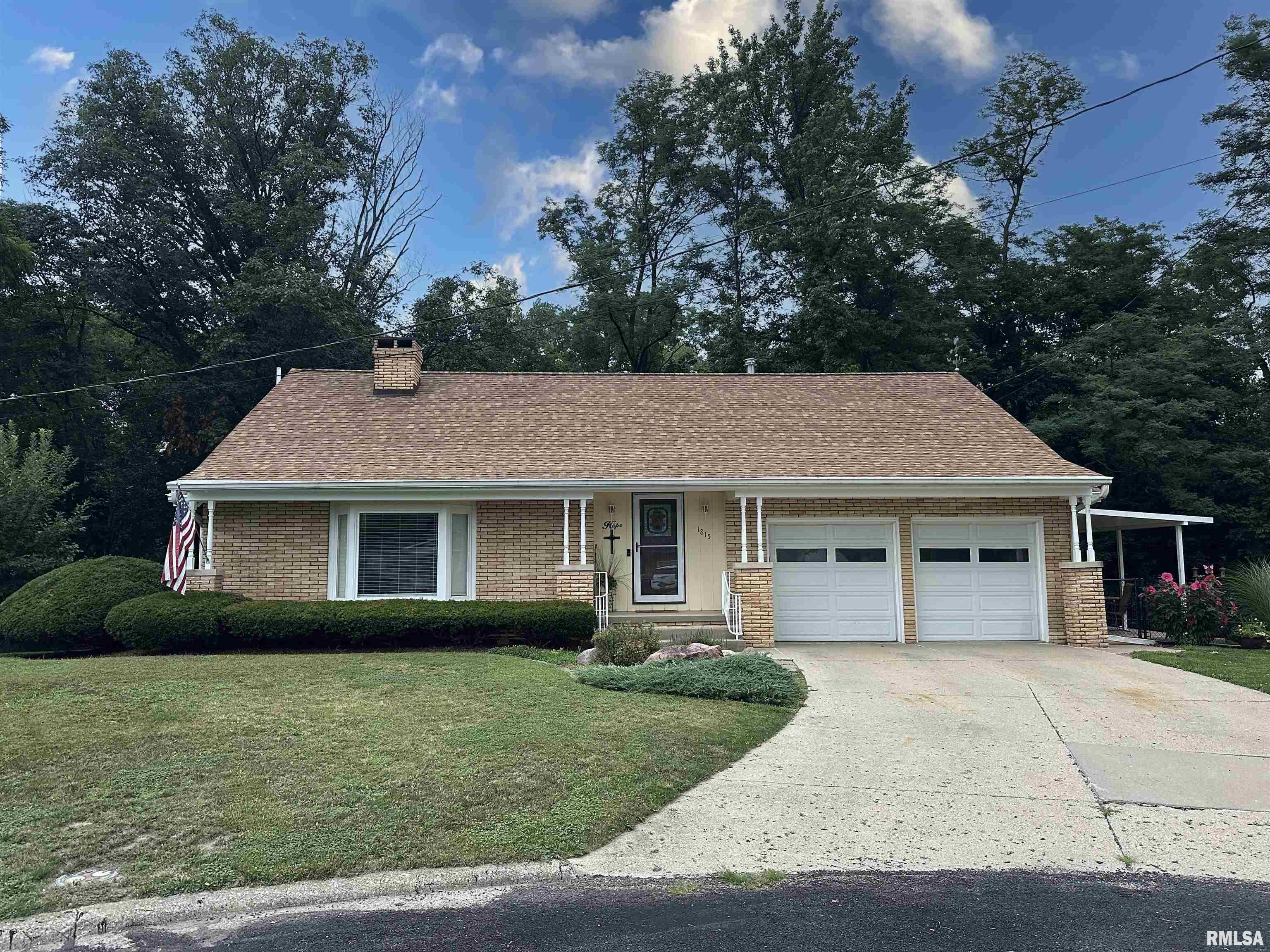 Property Photo: 1815 S Timber Court IL 61607