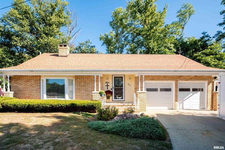 Property Photo:  1815 S Timber Court  IL 61607 