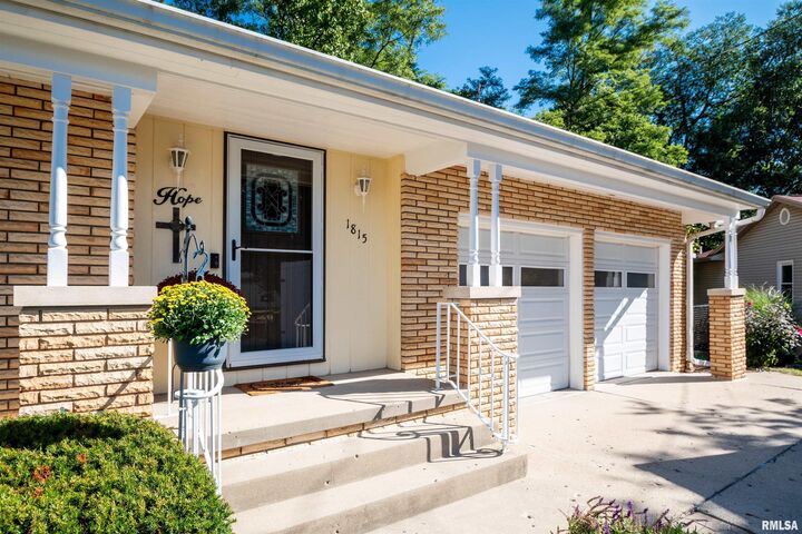 Property Photo: 1815 S Timber Court IL 61607