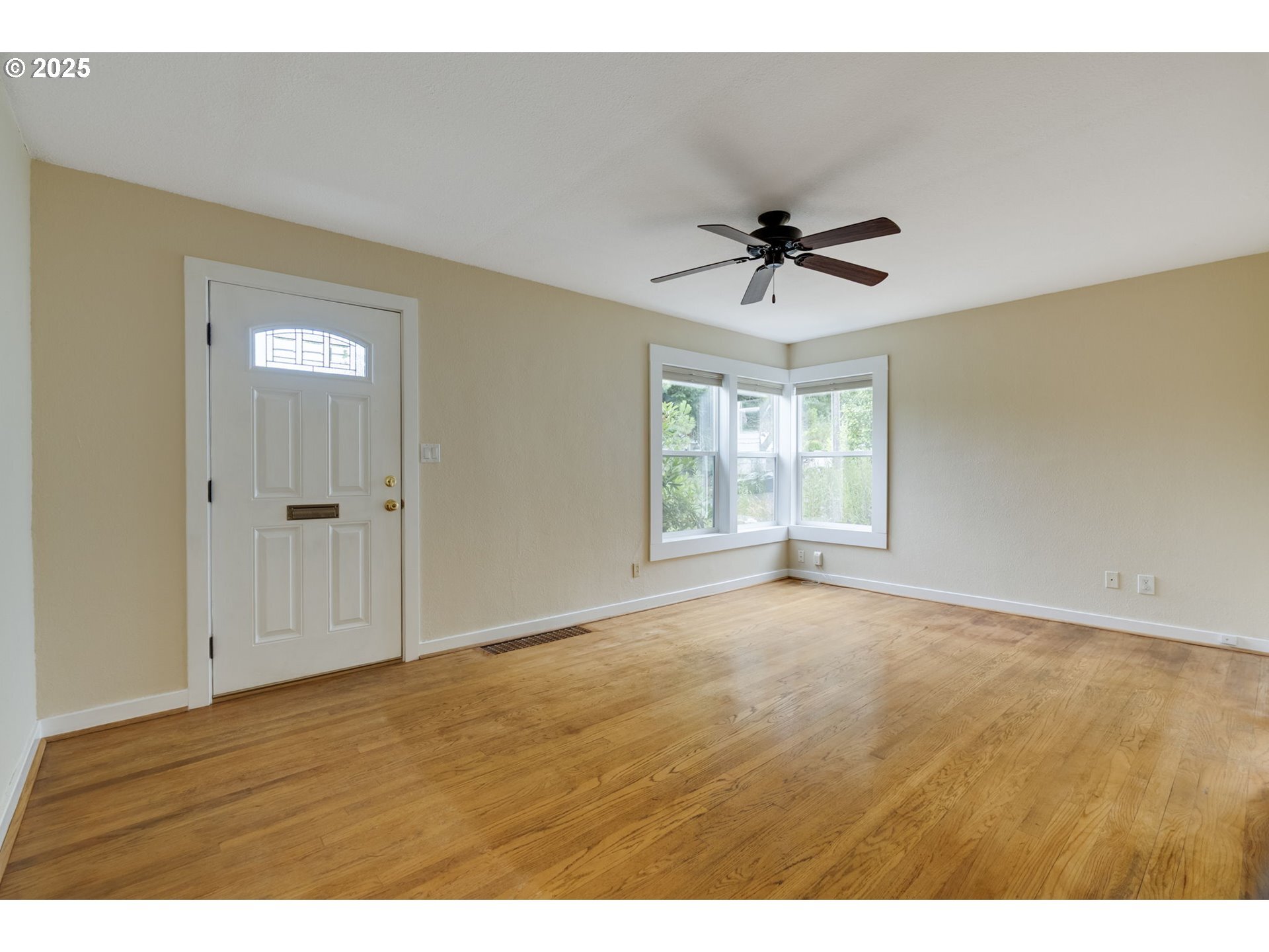 Property Photo: 34 SE 86th Ave OR 97216