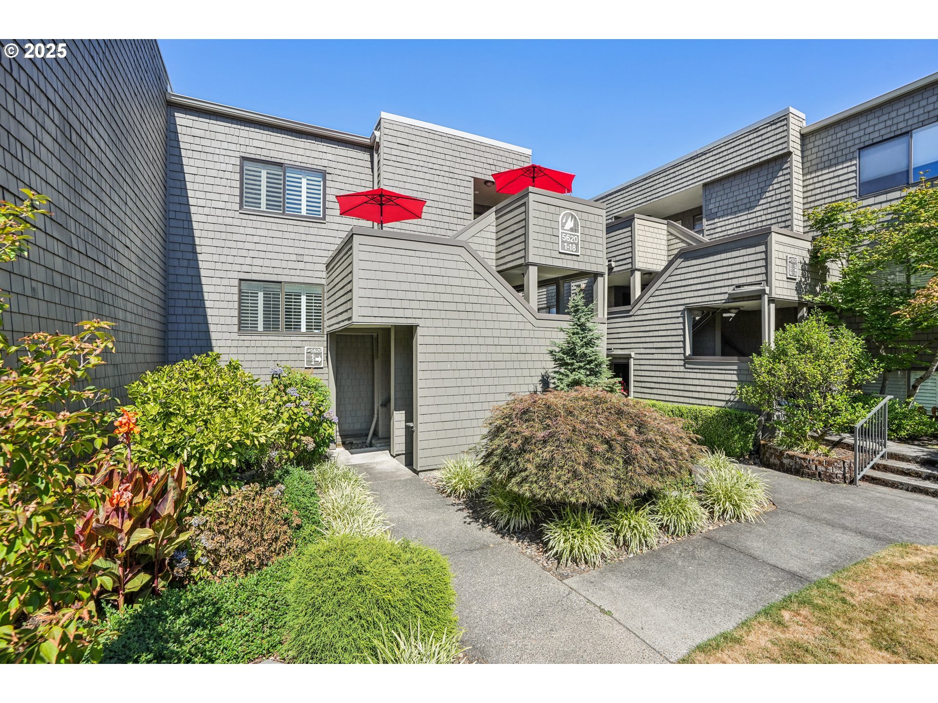 5620 S Riverside Ln 5  Portland OR 97239 photo