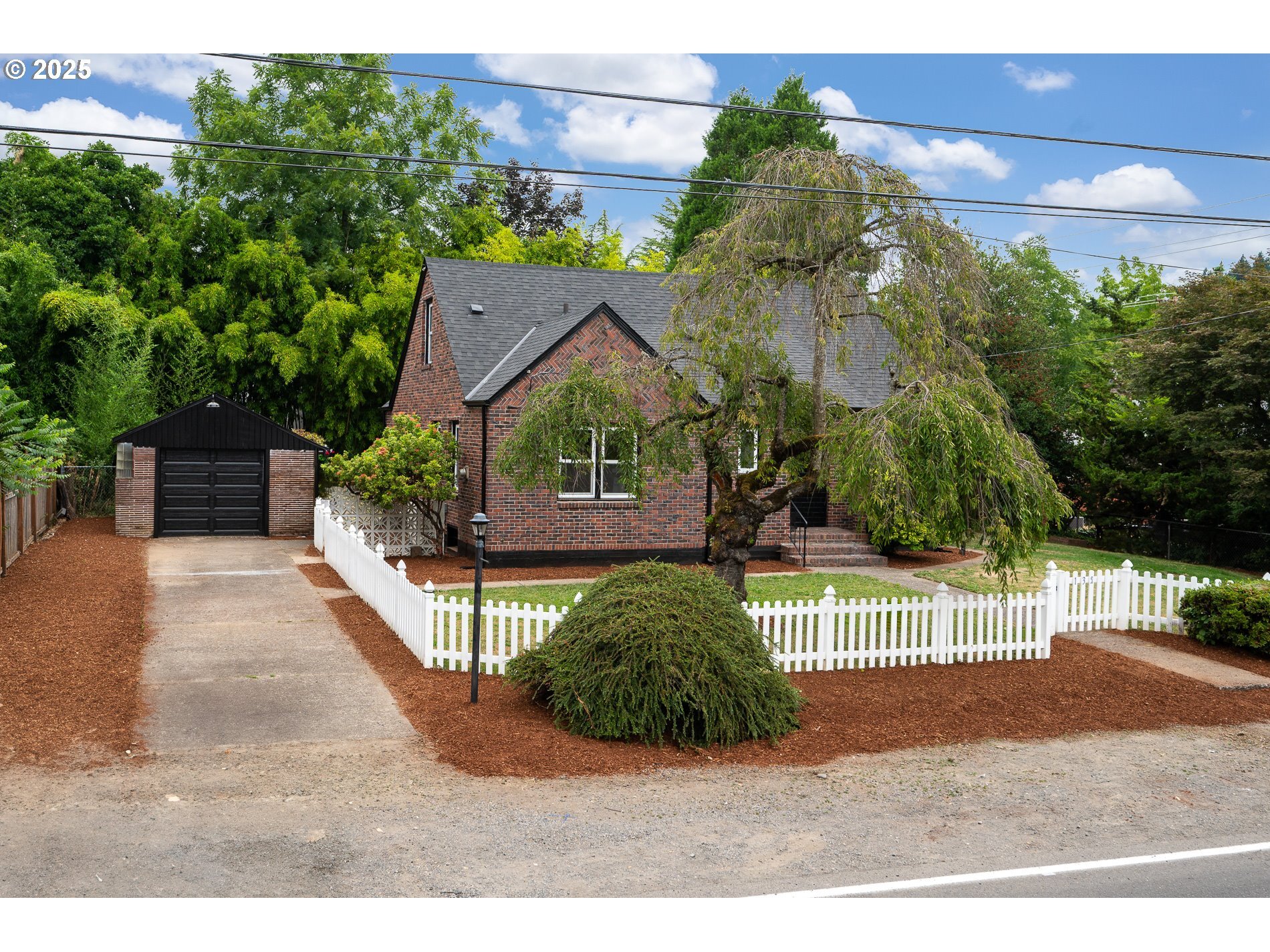 Property Photo:  13519 SE Harold St  OR 97236 