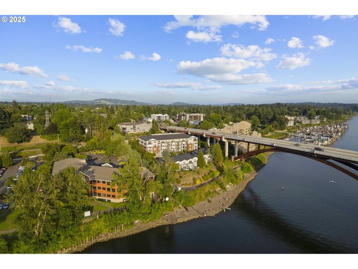 Property Photo: 196 SE Spokane St 110 OR 97202