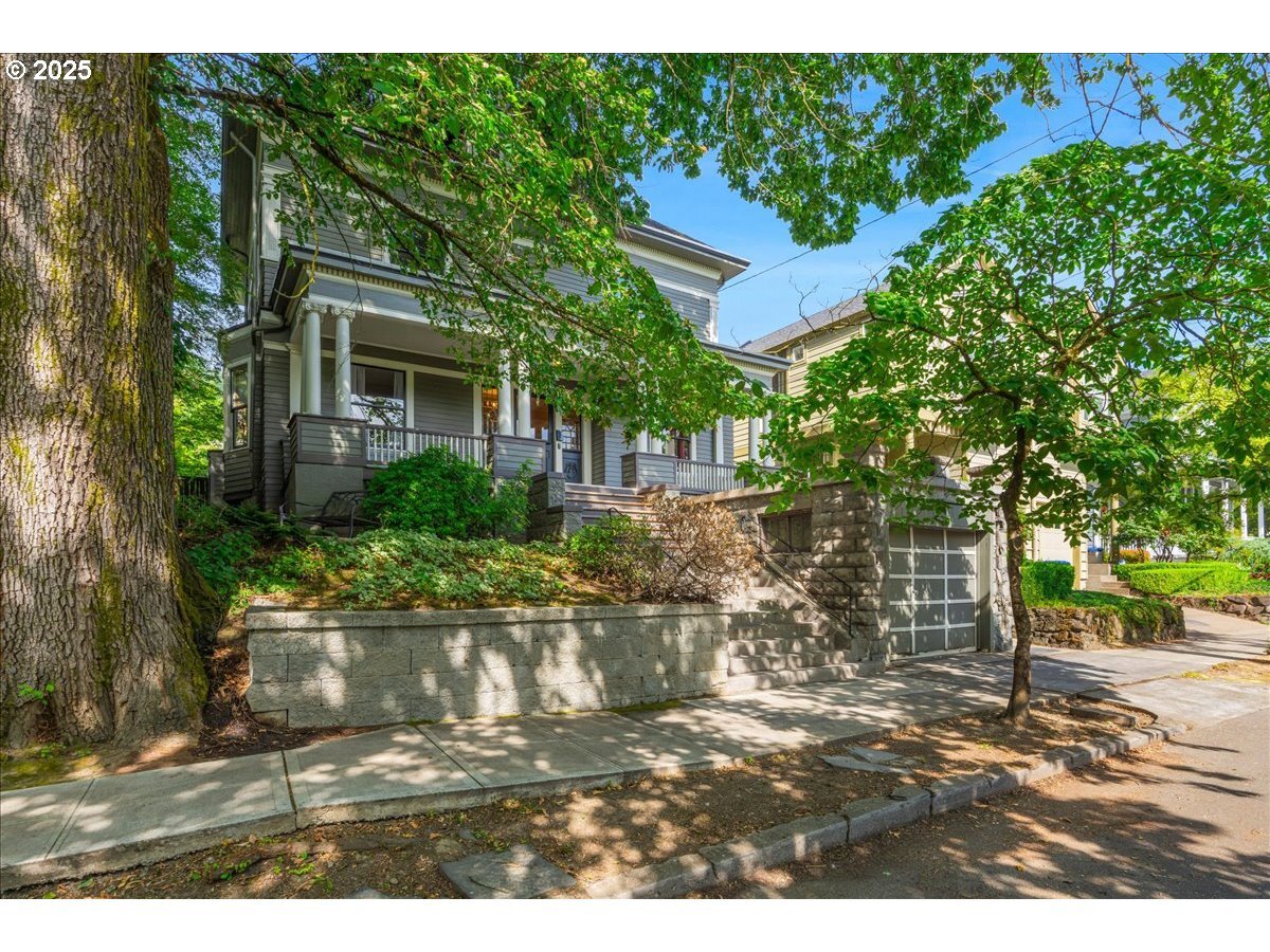 Property Photo:  3425 S Corbett Ave  OR 97239 
