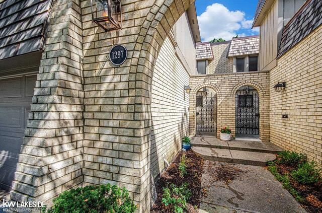 Property Photo: 1297 Oakwood Court MI 48307