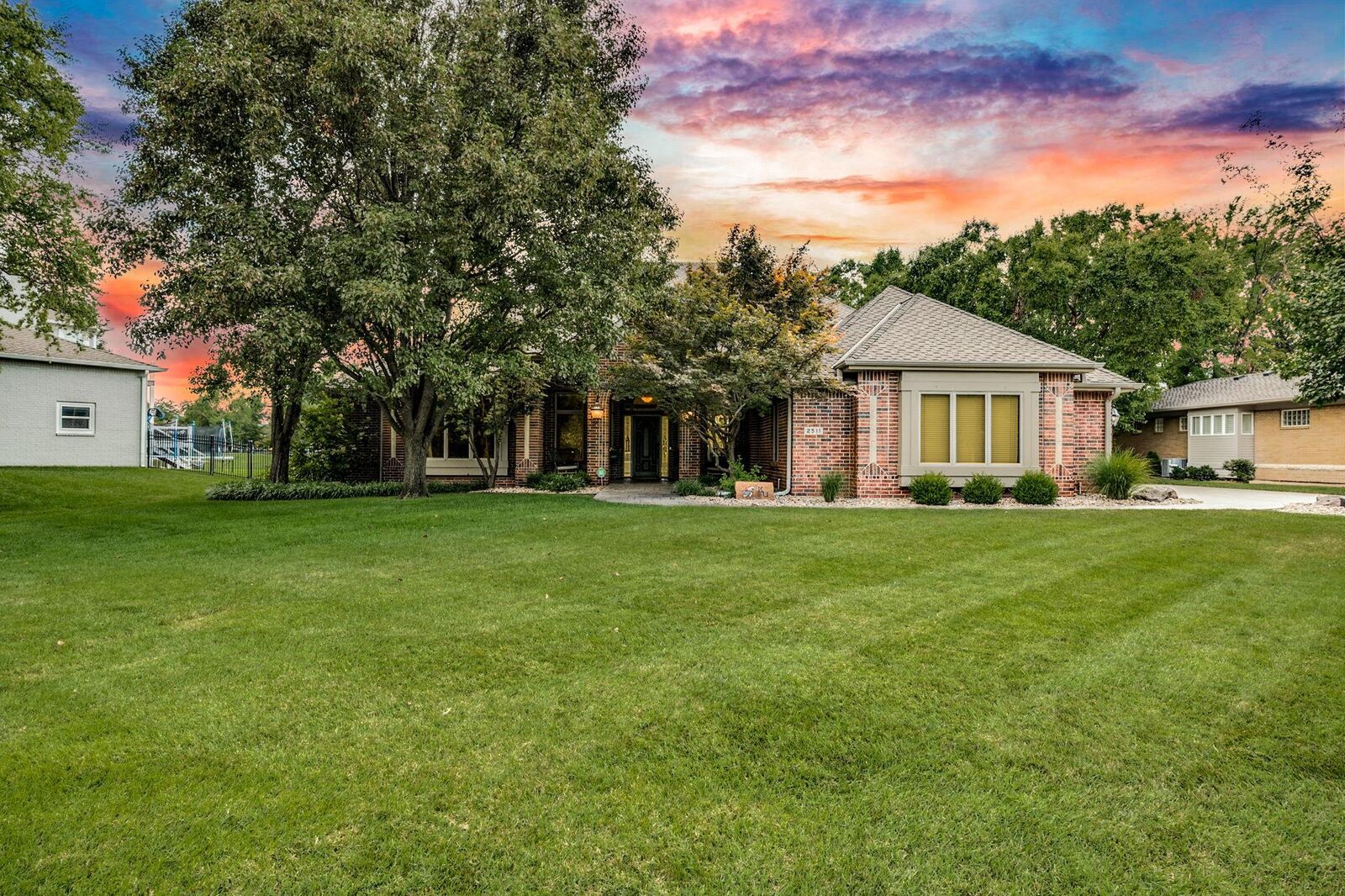 Property Photo: 2511 N Lake Ridge Cir KS 67205